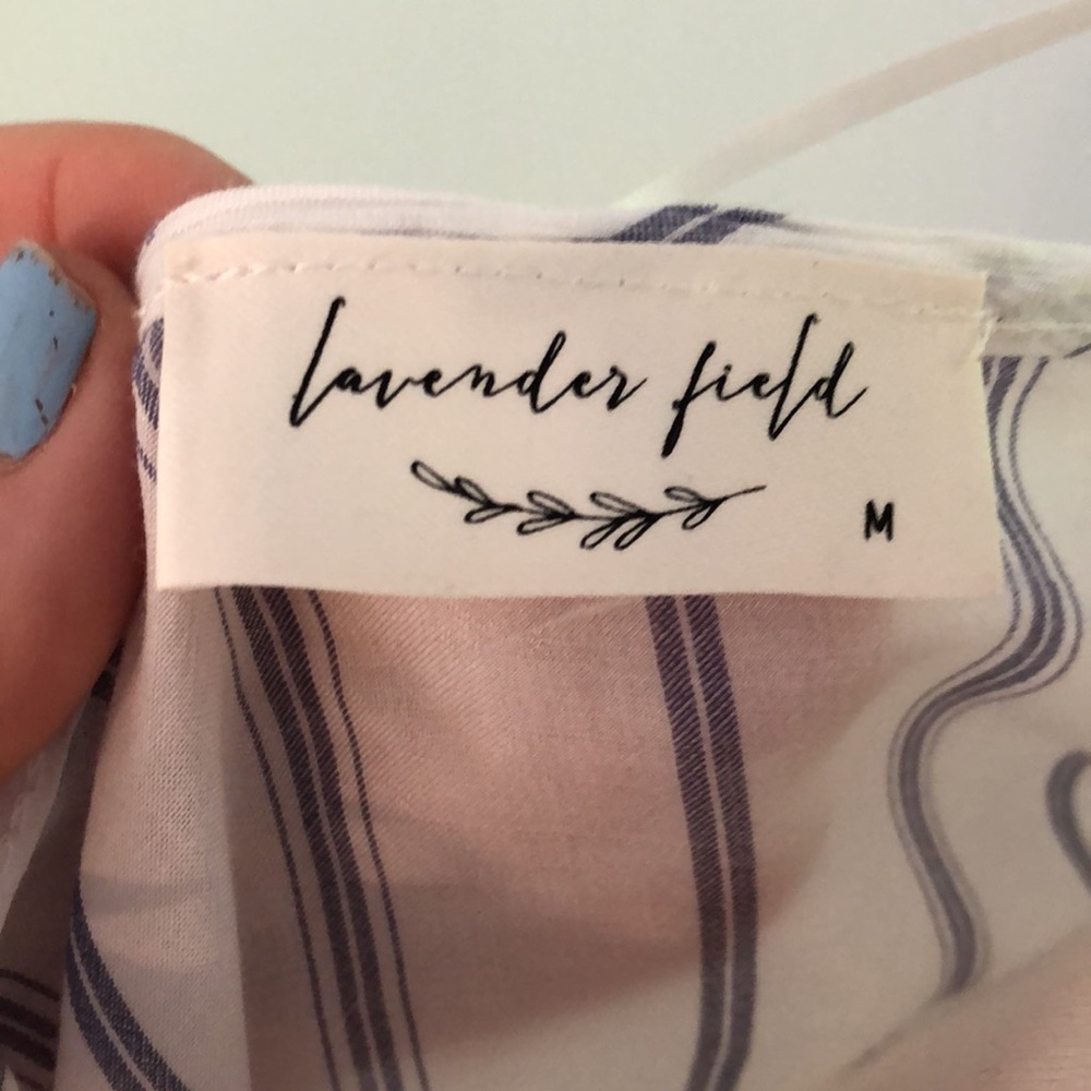 Lavender field blue & white top w/tie in the front & flare sleeve Size Medium - Picture 9 of 9